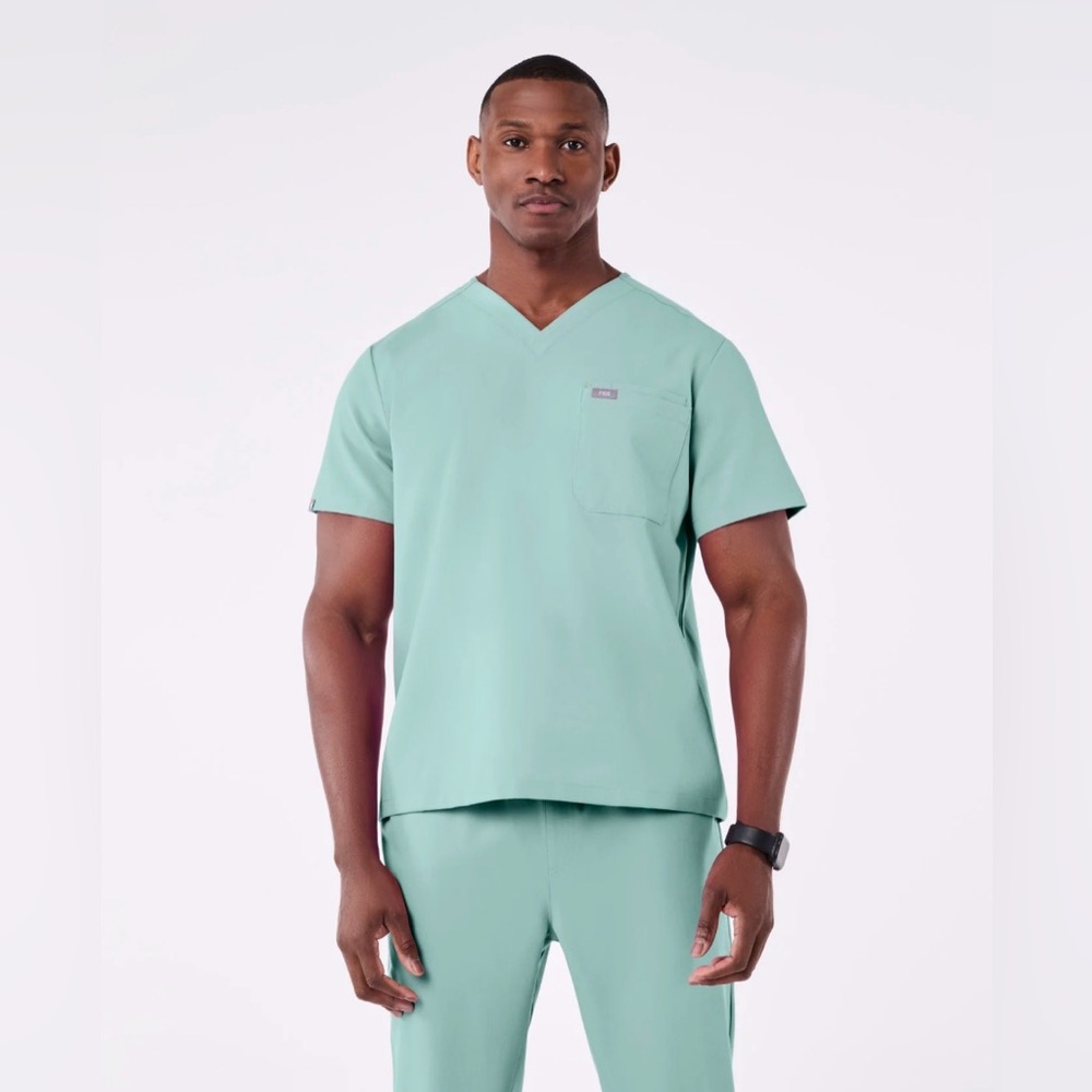 FIGS Men’s Leon Three-Pocket Scrub Top in Seaglass Color (NWT)